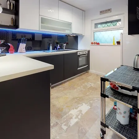 17 Ljubav Place דירה *